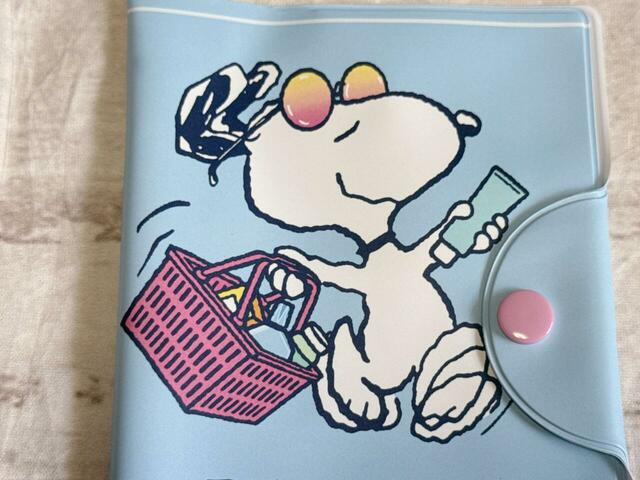 マツキヨココカラのお店でお買い物を楽しむスヌーピーがかわいい！