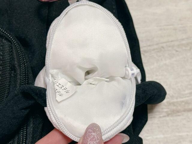 上部のファスナーを開けると中にものが入れられる仕様