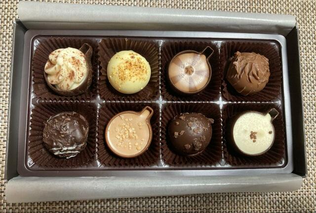 【プラリベル カフェカップショコラ】カップ型とガナッシュ型が混合している