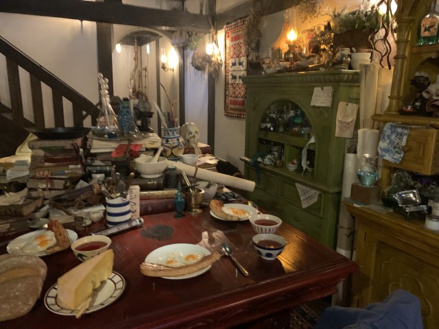 テーブルの上にはリアルなベーコンエッグが！