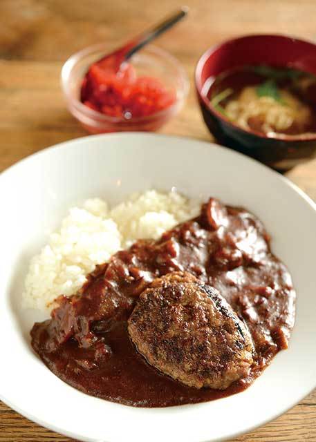 土間食堂ぎっちょん（北参道）　ハヤシライスL 730円、ハンバーグ 170円　サイズはM、L、LLから選べる。ハンバーグ2個のせはプラス320円。男性客も満足の一品。