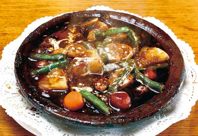 イート(東京／高井戸） タンシチュー　2400円　長時間煮込まれたタンのほか、ジャガイモ、マッシュルーム、インゲン、人参などが入る