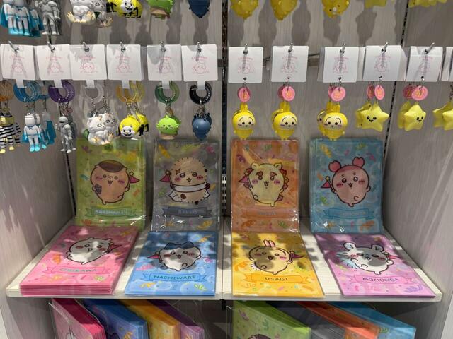 ハチワレモチーフのショップでは雑貨が販売されています