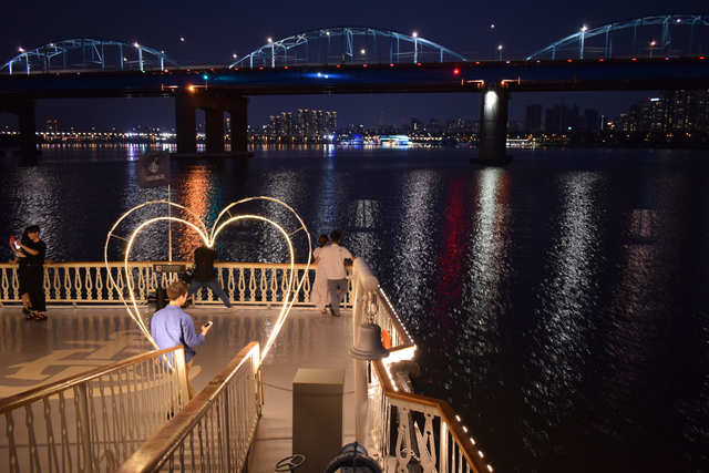 盤浦大橋に使づくクルーズ船からの風景。噴水ショーはまもなく始まる