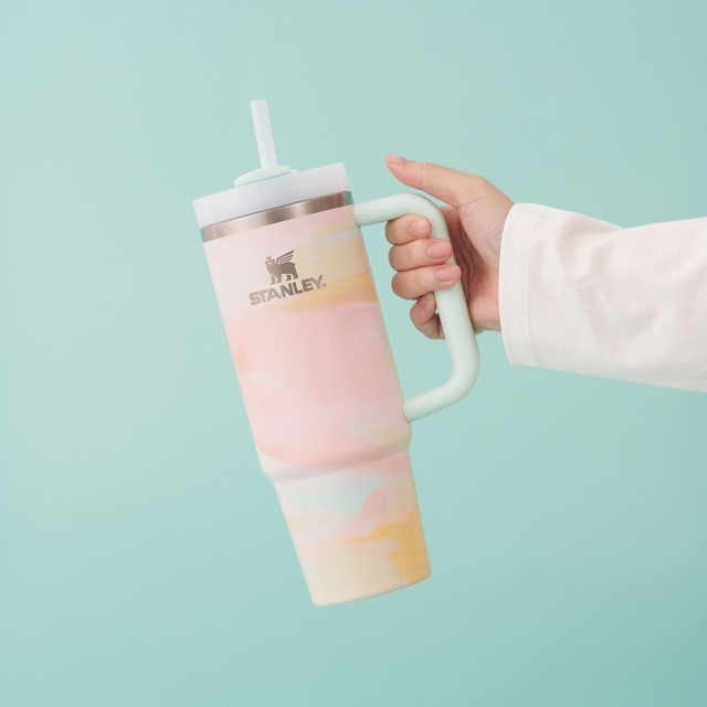 【STANLEY×Afternoon Tea】人間工学に基づいたハンドルは、グリップ付きで持ちやすい