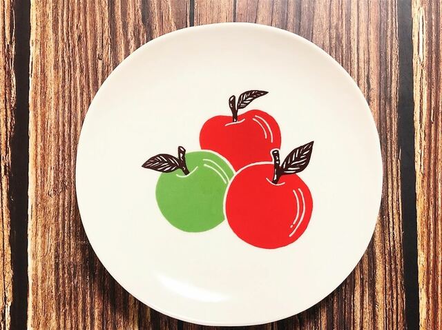 【カルディ りんごバッグ／ガレット皿】卵料理などを盛ると彩りがより鮮やかになりそう