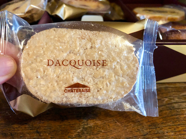 【シャトレーゼ　ガトーアソート15個入　ダックワーズコーヒー】アーモンドとコーヒーの味わいのコラボを楽しめる