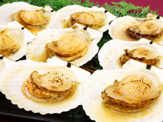 「殻付き帆立貝のバター醤油焼き 」【蟹食べ放題!北海道の海と大地の恵みを大満喫できる「おいしい北海道ディナービュッフェ」】