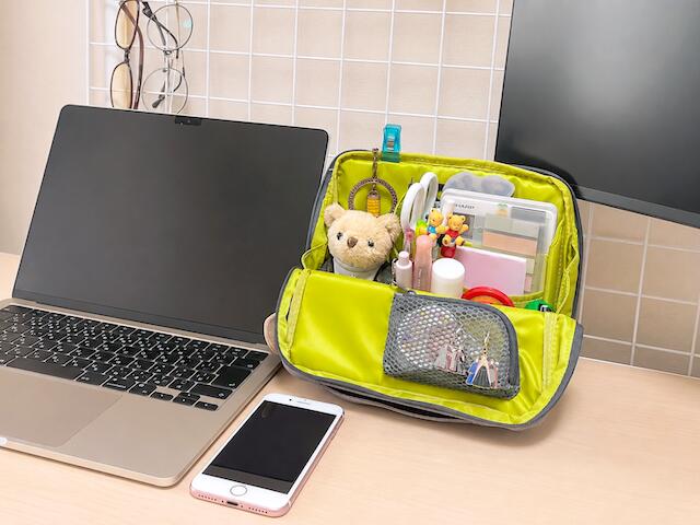 【KOKUYO ハコビズ】今回収納できた推しグッズは、缶バッジ1個、アクスタ1体、推しぬい1体、キーホルダー1個、チャーム2個、ステッカー1枚が一緒に収まりました。これだけ入れてもデスク上はスッキリ!