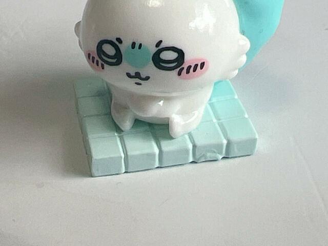 モモンガと古本屋はブルーのタイルの台に乗っています