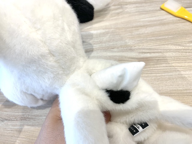 ペレットを入れたらへこみや偏りがないか確認して綿を詰める