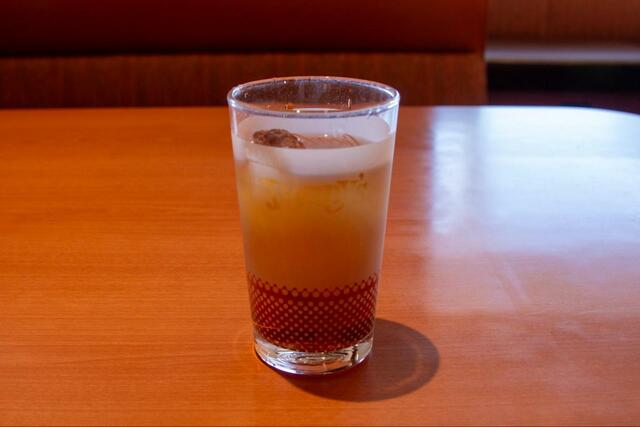 【デニーズ セレクトモーニング】セレクトメニューが席に運ばれるまで、アイスティーを飲みながらゆっくりまったり待ちます