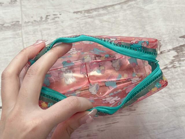 内側はポケットや仕切りなどがないシンプルな作り