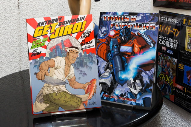 同店のおすすめ作品『トランスフォーマー:フォー・オール・マンカインド』、左は『GET JIRO!』　ブリスターコミックス