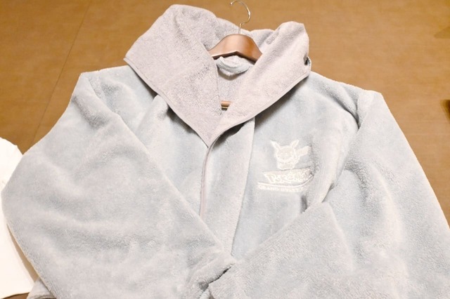 【グランド ハイアット 東京「ポケモン コラボレーション サマー 2025」】胸にピカチュウがデザインされた特別感あるバスローブ