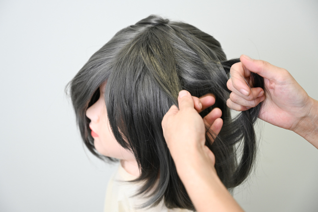 編み込みの工程を、バックと逆サイドでも