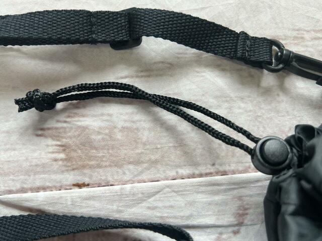 アジャスターで開閉する仕様