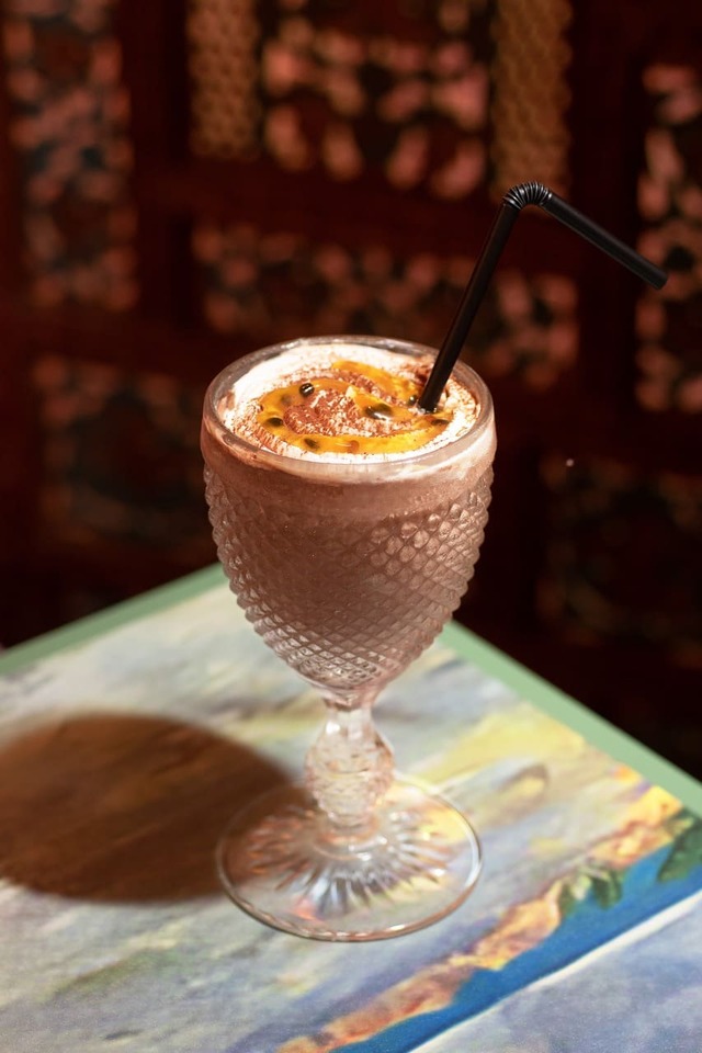 【小楽園ティーサロン】「ショコラスムージー パッションフルーツ味」価格： テイクアウト 780 円(税込)、イートイン 950 円(税込)