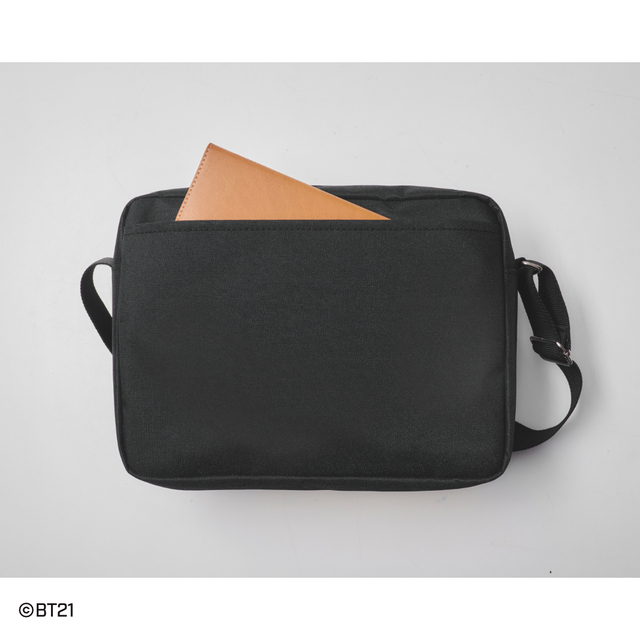 【BT21ショルダーバッグ】使い分けに便利なポケット付き