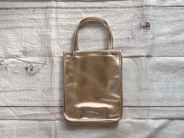 バックは装飾がないシンプルなデザイン