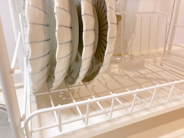 【ニトリ 水切り(2段スリム PP-2S ホワイト)】お皿とお皿の間に隙間があくので乾きやすい