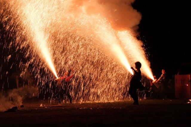 東三河の観光スポット：「手筒花火」は豊橋が発祥の地と言われ、450年以上も受け継がれている（豊橋市）