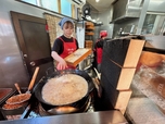 【青木屋】ラードでコロッケを揚げている智美さんの姿を外から見ることができます。ラードの香りを体験しよう