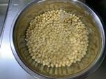 【自家製みそ作り】乾燥大豆は水でもどす必要があります。大きなボウルにたっぷりの水をいれ、一晩置いておきましょう