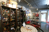 店内は常連のお客さんのコレクションだというフィギュアがズラリ