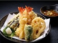 「​​​天ぷら盛り合せ」＜価格：880円（税込）＞【話題の「漁港食堂 三方」が、多摩センター駅にオープン！ランチは本マグロを含む豪華刺身が60分間食べ放題！ハイボール・レモンサワーは税込198円！】