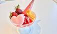 【レストラン グランサンク　ストロベリーパルフェ工房】ハートのマカロンをあしらったパフェ
