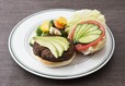 「カリフォルニアスタイル　アボカド＆ケイジャンスパイスバーガー」（ビバリーヒルズ）