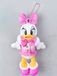 ぬいぐるみバッジ（デイジーダック）¥1,700｜東京ディズニーシー「クリスマス・ウィッシュ」（2016年）スペシャルグッズ