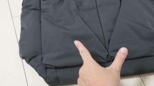 【ユニクロC 2WAYユーティリティバッグ】前面には2つポケットが。中央にマチがあり、真ん中からV字に見えるのがポイント！