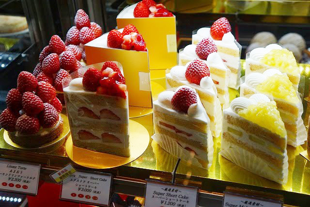 SATSUKIのショーケースには、スーパーショートケーキを超える「エクストラスーパーショートケーキ」が！