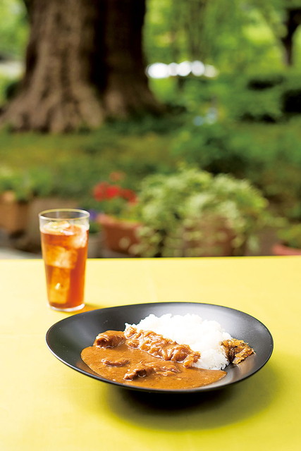 日比谷松本楼本店　洋食グリル＆ガーデンテラス【東京・日比谷】看板メニューのハイカラビーフカレー1100円。アイスティー550円