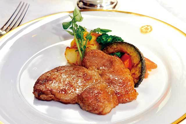 資生堂パーラー 銀座本店（銀座） 沖縄アグー種 豚ロース肉のソテー 和風マスタードソース 2670円 脂と肉質の良さからアグー豚を選んだ。リピーターが多い、いま人気のメニュー。