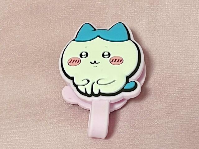 【ちいかわ×キャンドゥ】ちょこんとお座りしているハチワレがキュート！