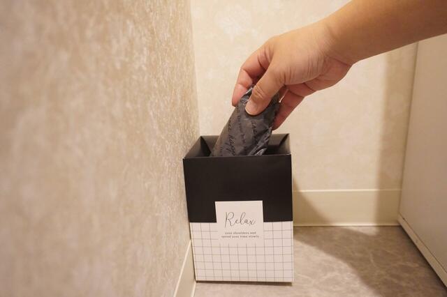 袋ごとサニタリーボックスに捨てられる