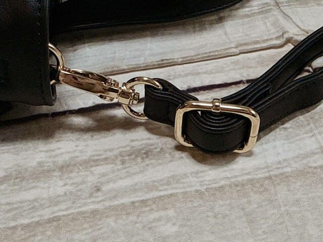 バッグの金具は全てゴールドで統一されています。ショルダーストラップは取り外し＆長さ調整が可能！