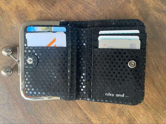 【niko and… ソフトがま口財布】左右に3枚ずつ入りました!右下のさりげないロゴもかわいい♪