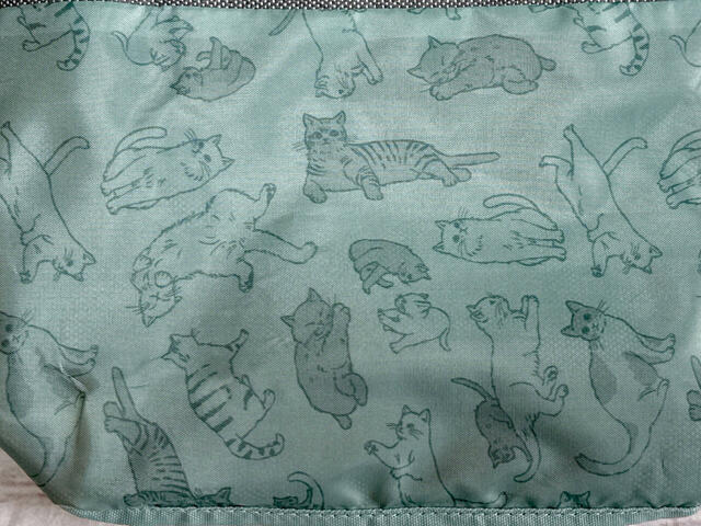 【カルディ ネコの日バッグ/オリジナル バッグ】裏地にも注目!さまざまなポーズの猫たちが描かれた総柄です♪