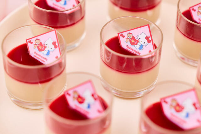 「HELLO KITTY ミルクティーパンナコッタ」＜期間：2026年9月4日〜11月29日＞【ハローキティの“リボンモチーフスイーツ”がいっぱい！かわいいが詰まった「ハローキティ リボンリボン スイーツビュッフェ」でスイートなひととき♪】