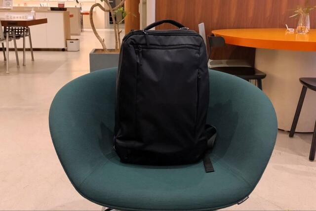 【無印良品 肩の負担を軽くする撥水ナイロンビジネスリュックサック】平らな床では自立しませんが、イスなどに置くと安定してサマになります◎