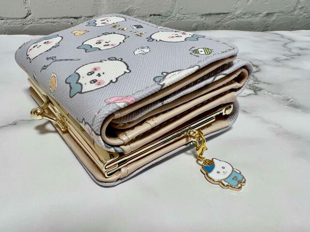手持ちのなんとかバニアのチャームをつけてみました！かわいい♡【アベイル×ちいかわ】がま口財布（ちいかわ）※ハチワレの総柄口金財布：1,980円（税込）