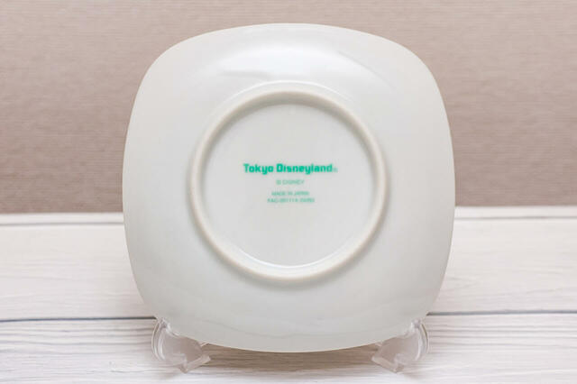 ラズベリーホイップサンド、スーベニアプレート付き ¥1,200｜東京ディズニーランドのロゴ入り