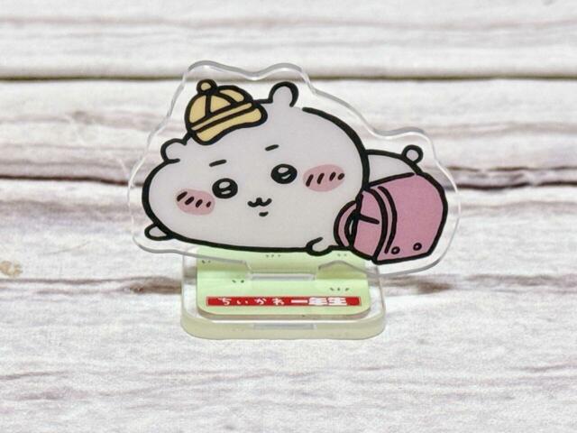 小学一年生になったちいかわ。ピンクのランドセルが愛らしいですね♪