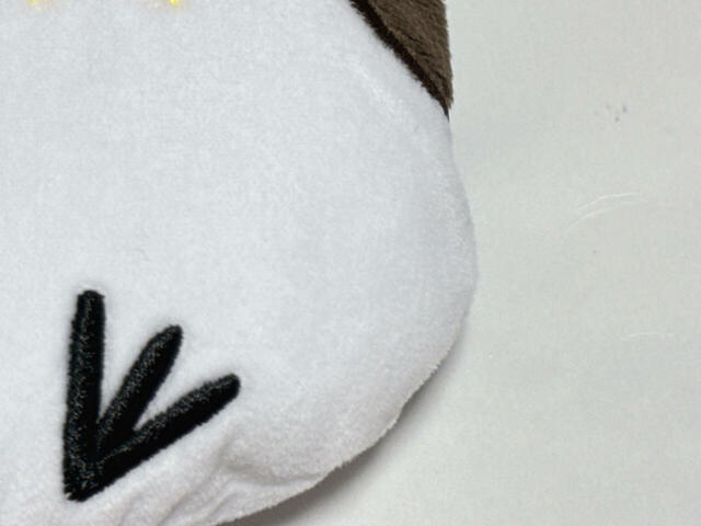 【カルディ クリスマスポシェット2025（シマエナガ）】毛足の短いふわもこ生地。さわり心地抜群です♪