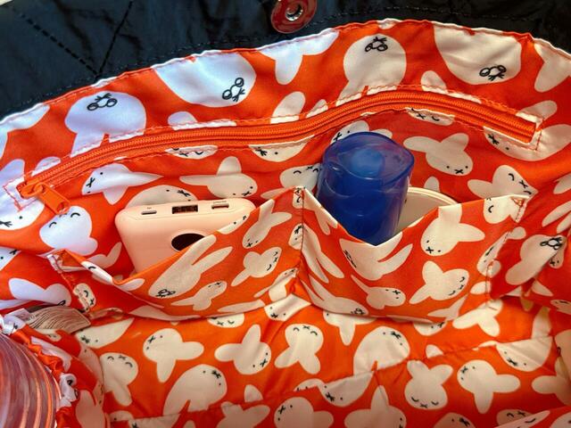 内側の区切りポケットにはよく取り出すイヤホンや日焼け止めなどをイン