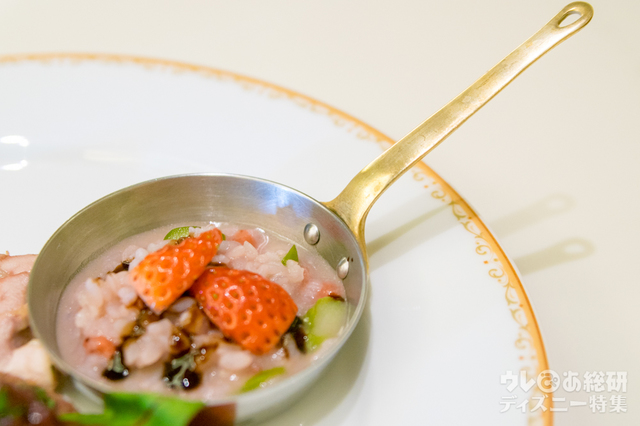 ストロベリーリゾット(国産米)（ディナーのみ）｜“ミニーのプレシャスモーメント・ウィズ・ユー”ランチブッフェ／ディナーブッフェ｜東京ディズニーランドホテル「シャーウッドガーデン・レストラン」